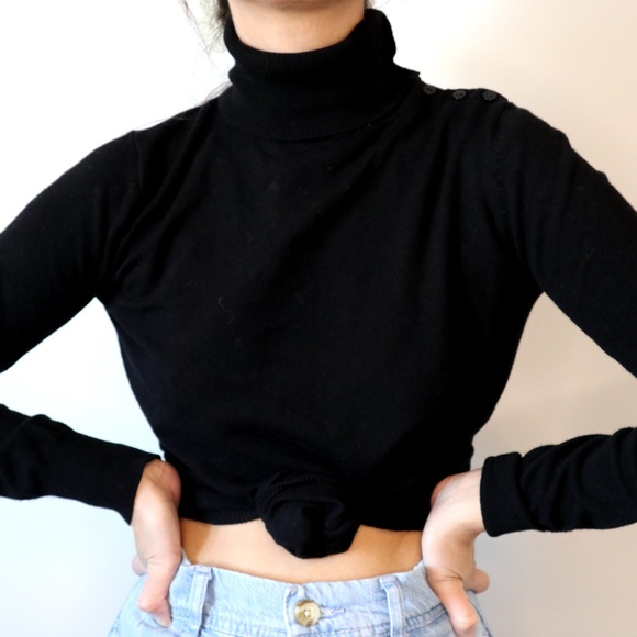 LUI JO Stylish Black Turtle Neck - Picture 2 of 9